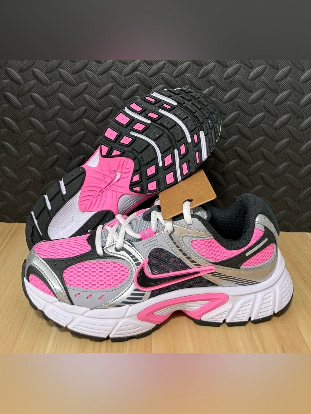 Nike V5 RNR Runner Pink Spell Anthracite Sneakers HQ7901-601 Womens Size 7.5
